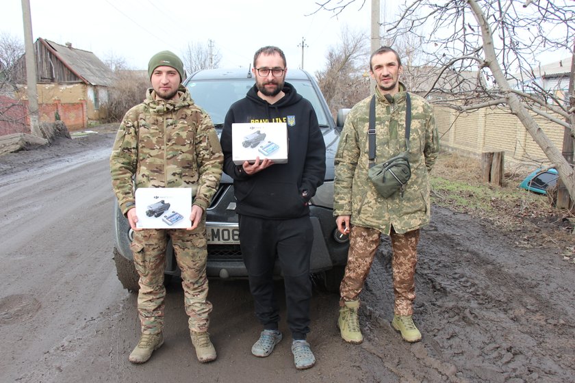 Повнопривідний пікап і два мавіки для 80 ОДШБ